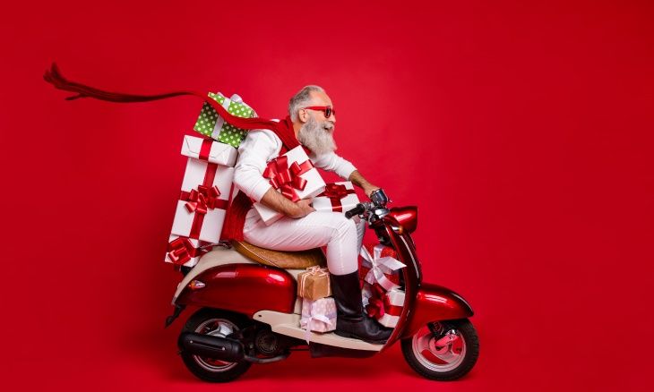 Le Père Noël suit les 13 idées pour bien préparer son site e-commerce pour Noël.