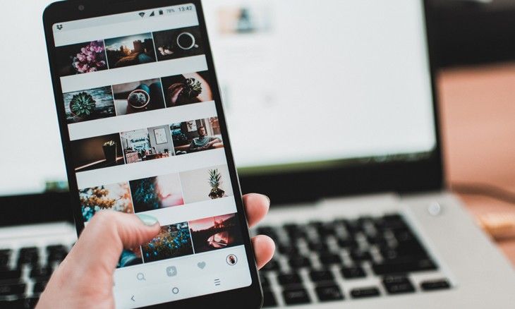 Photo d'un smartphone affichant les posts d'un compte Instagram.