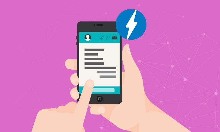 Smartphone dans des mains, ouvert sur une page AMP.