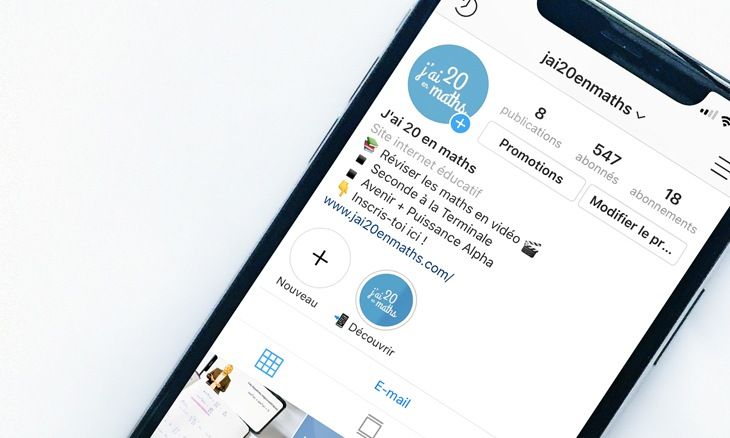 Photo d'un iPhone affichant un bio sur Instagram.
