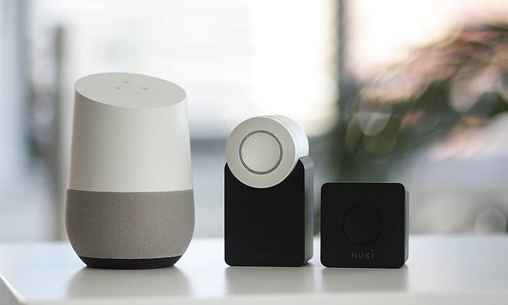 Différentes enceintes connectées dont Google Home.