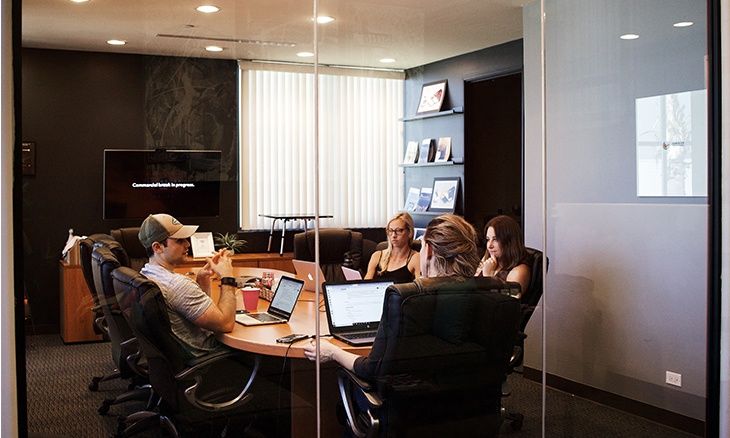 Réunion pour passer du retail au e-commerce.