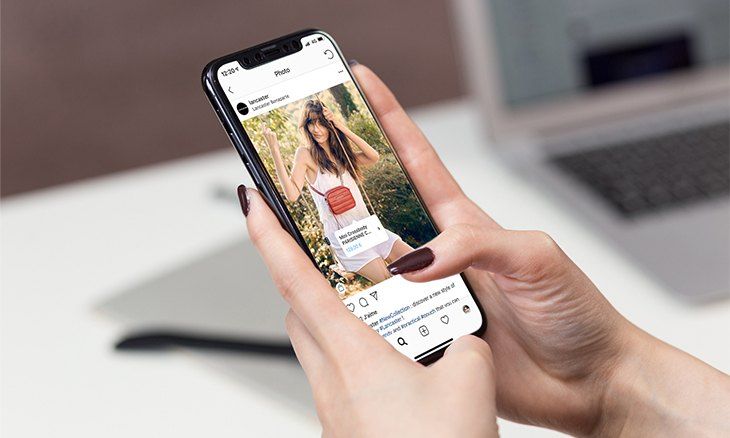 Photo d'un téléphone affichant le tag Produit d'un post sur Instagram.
