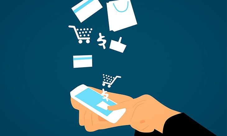 Smartphone avec des icônes symbolisant l'e-commerce : carte de crédit, panier d'achats, sac de shopping...