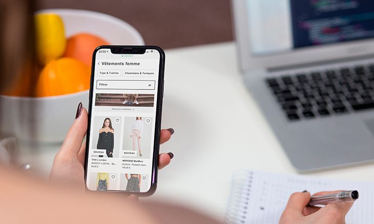 Photo d'une personne consultant un site e-commerce depuis son mobile.